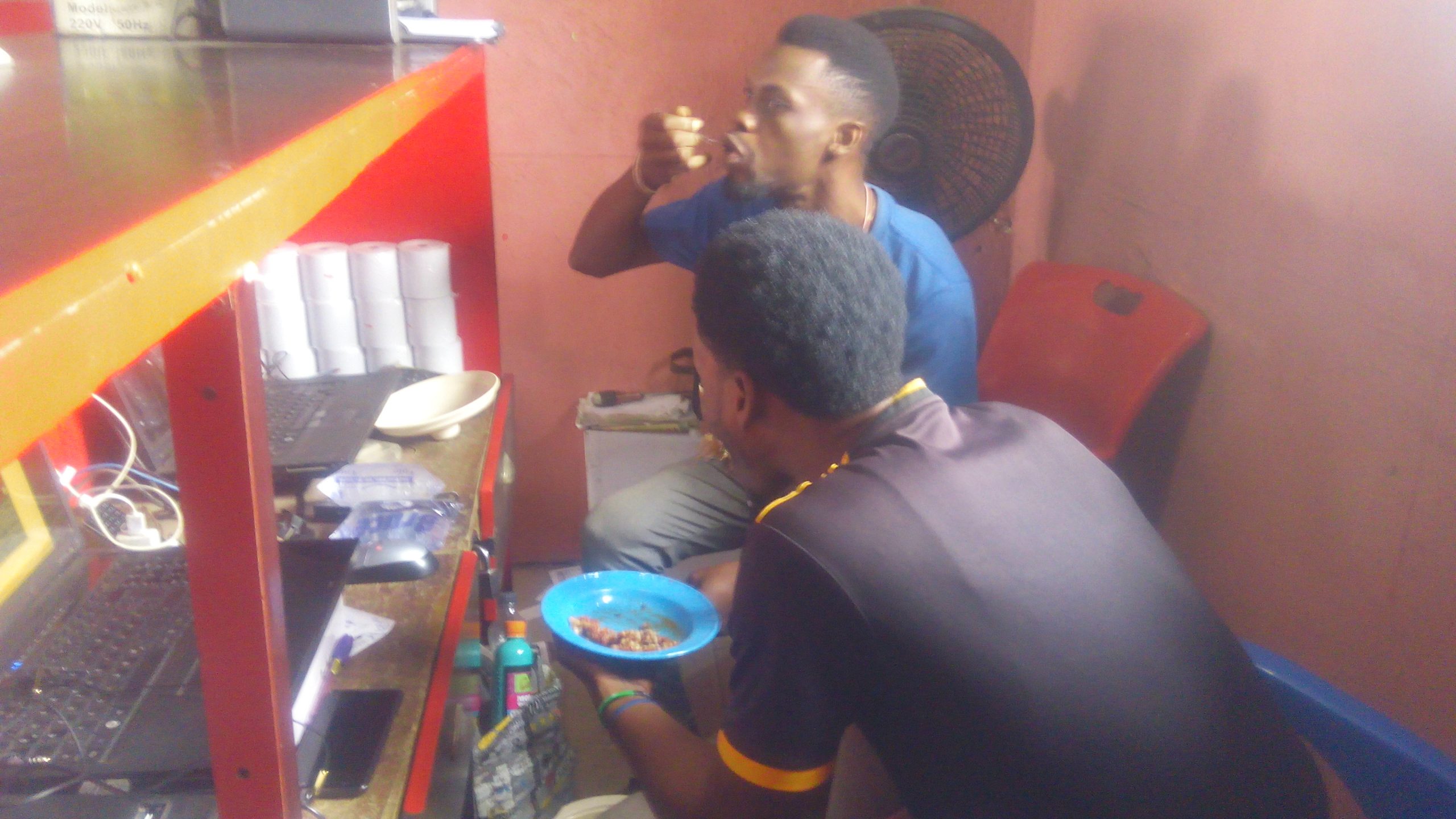 Hungry Nigerians Drinking Garri Without Salt On Duty - (Watch Video) 5