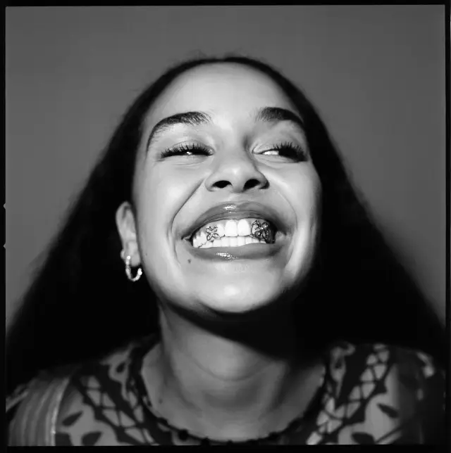 Jorja Smith – Falling or flying 4